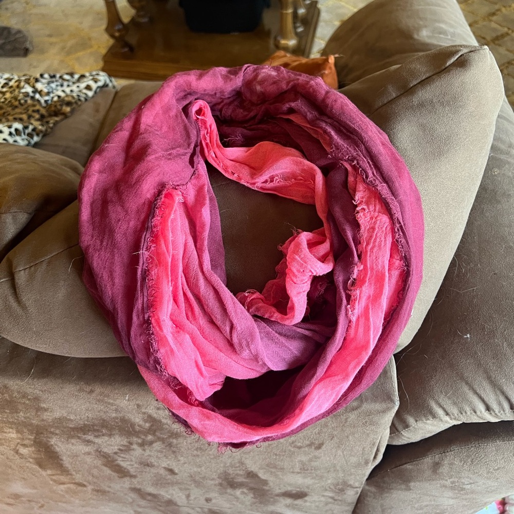 🩷Elegant Pink ombré infinity Scarf EUC